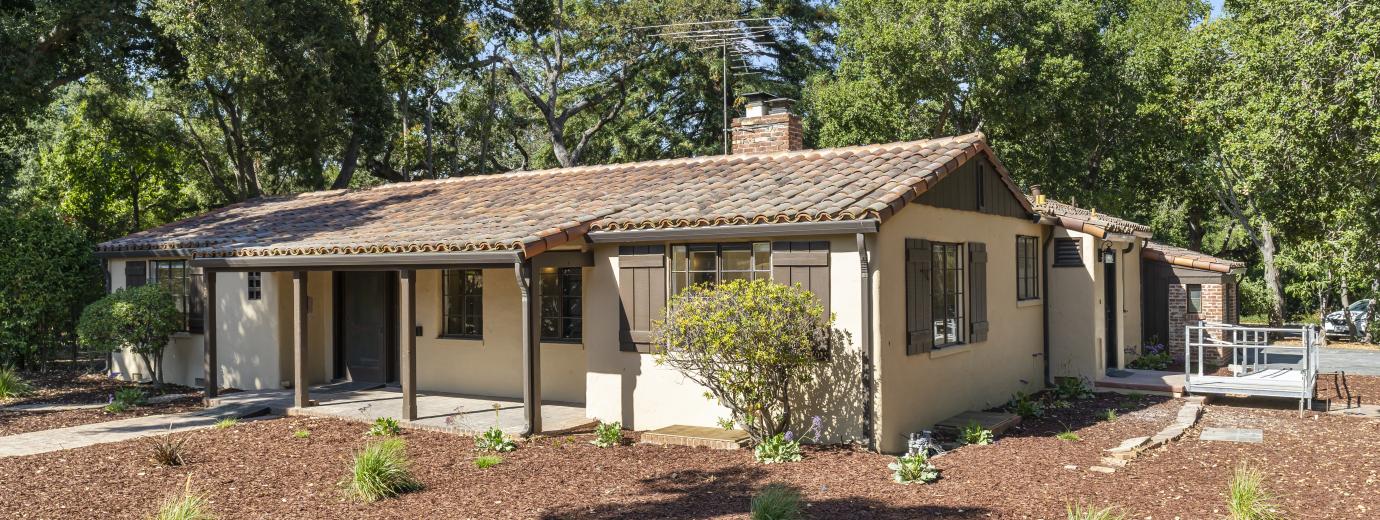 Exterior Front Right Corner